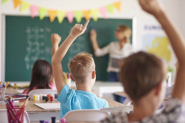 Ministerul Educaţiei: 2.500 de contracte de finanţare pentru dotarea a mii de şcoli